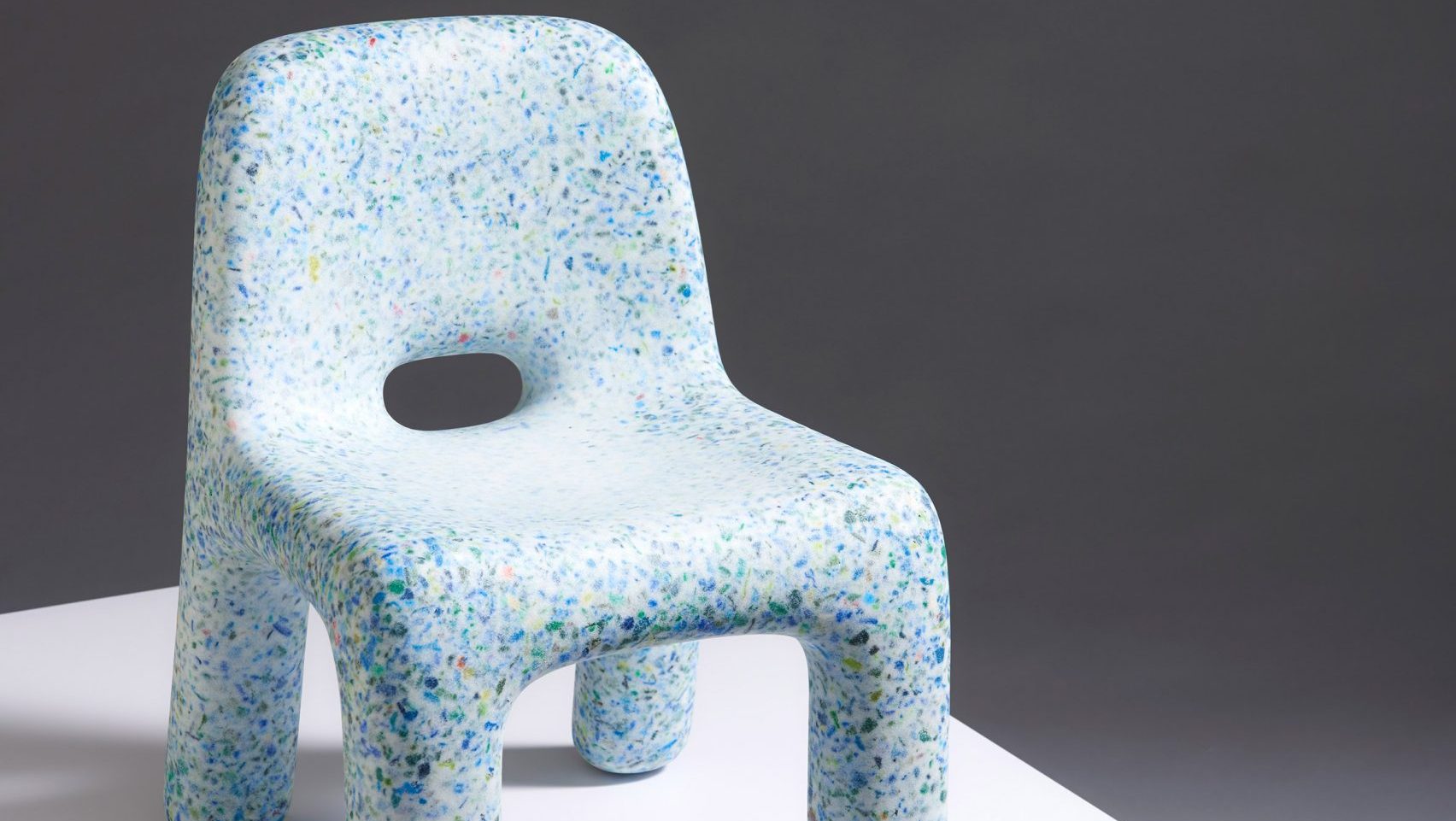 Juguetes de plástico reconvertidos en mesas y sillas