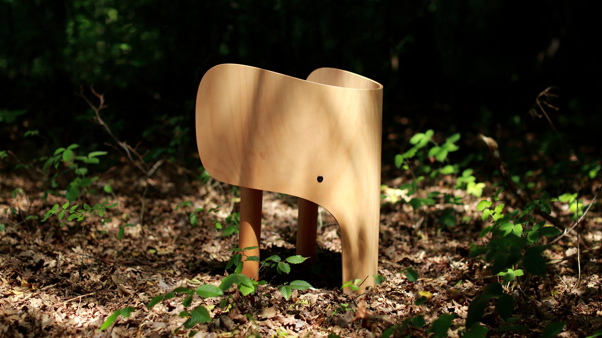 Un elefante de tres patas en la habitación