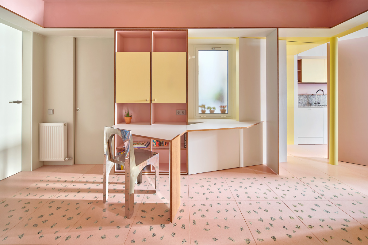 Reforma moderna en el Guinardó por AMOO. Casa de color rosa, con suelo de terrazo