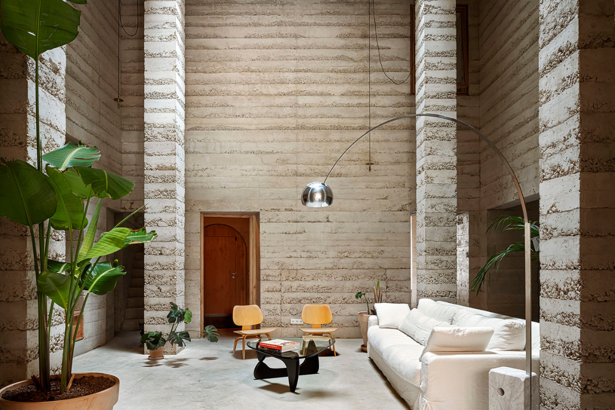 HOUSE 1736. Una casa en Barcelona con mucha altura, un atrio y paredes de hormigón, de H ARQUITECTES