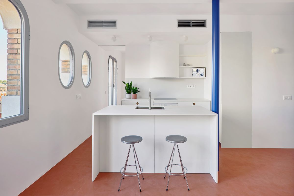 Allaround Lab optimiza el espacio de este ático de 65 m2 y una gran terraza en Esplugues de Llobregat