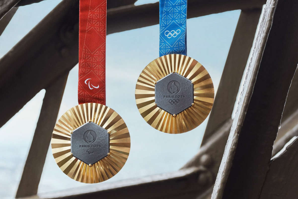 Las medallas de los Juegos Olímpicos de París 2024 diseñadas por Chaumet llevan fragmentos de la Torre Eiffel