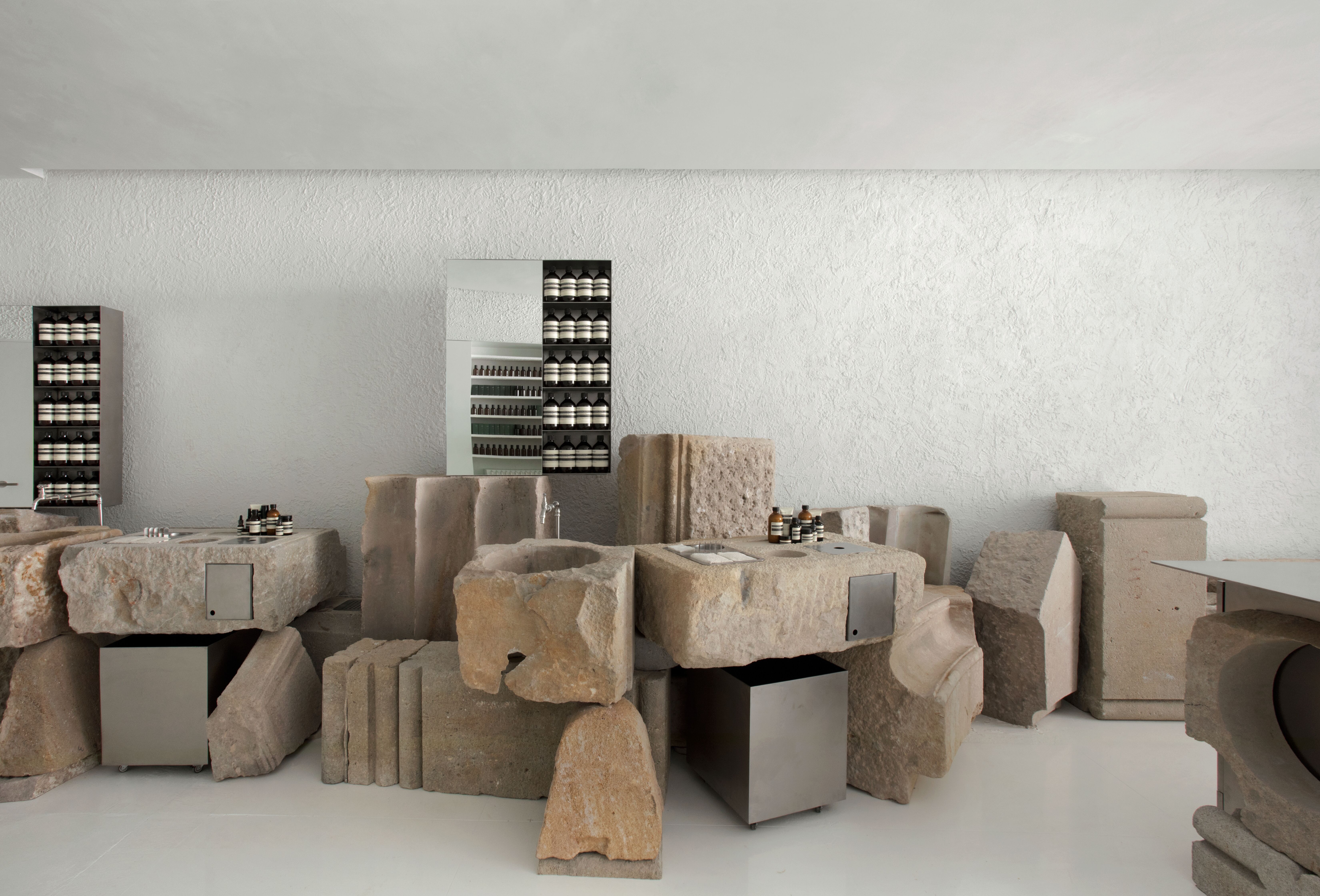 mesura diseña la nueva tienda Aesop Diagonal con piedras rescatadas de edificios históricos de Barcelona