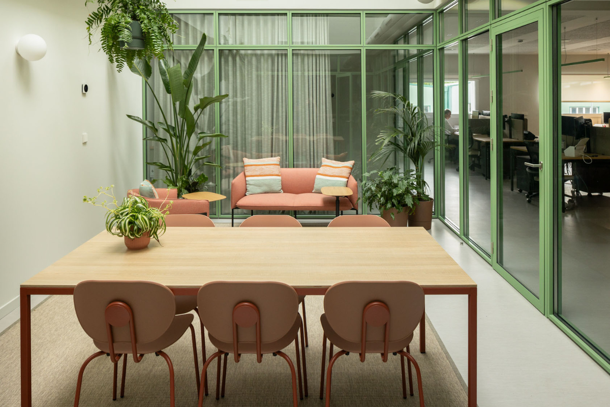 Reforma resolutiva de las oficinas de Midegasa para ganar luz natural y mejorar el confort térmico