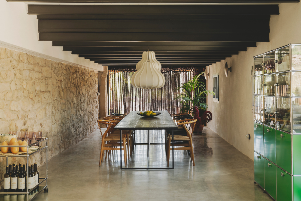 Júlia Brunet convierte un establo en una acogedora casa de campo