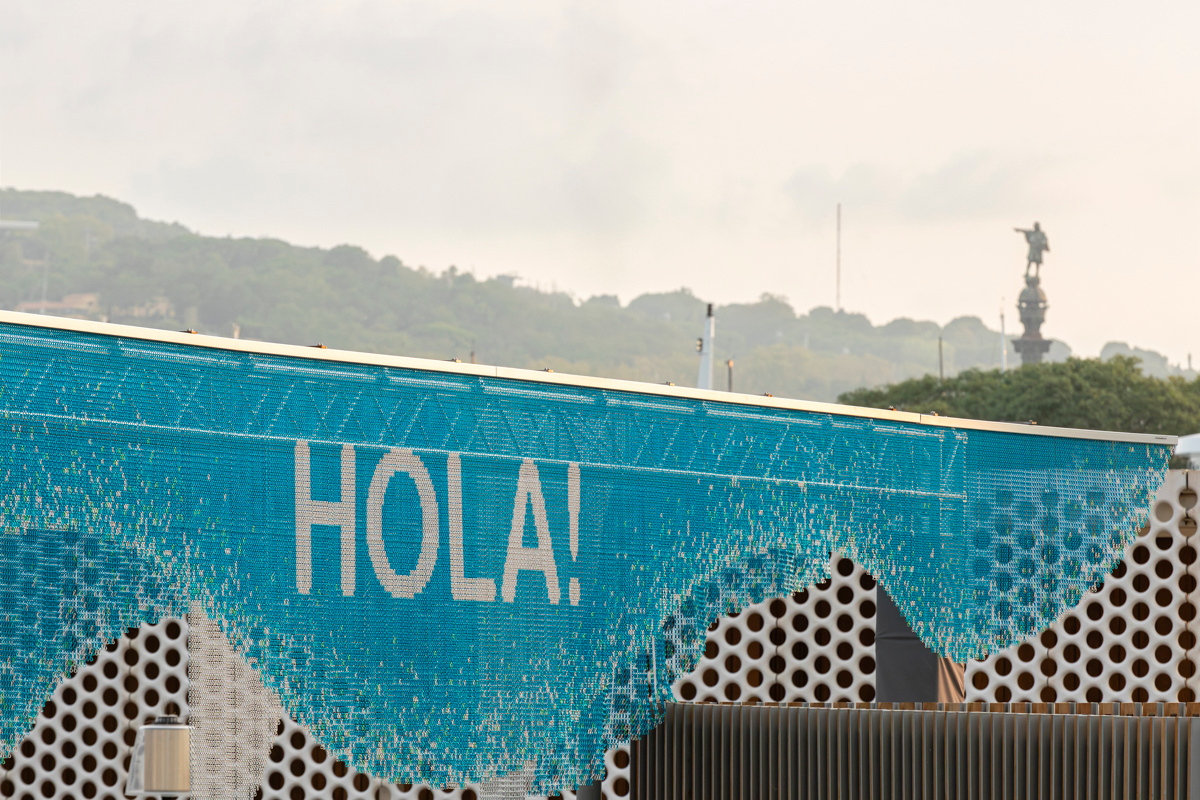 200.000 eslabones de aluminio componen la instalación Barlovento de Kriskadecor en la Copa América