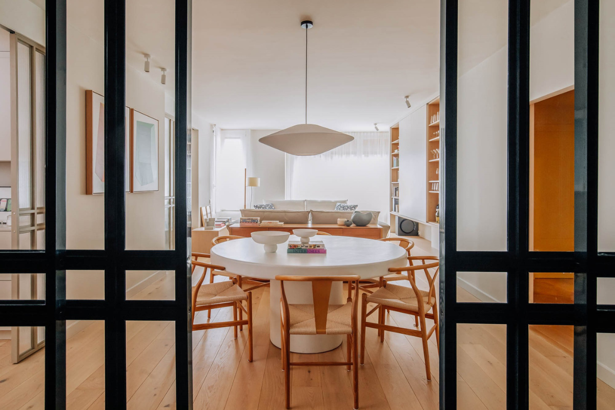 Bárbara Aurell reforma una vivienda en Les Cotxeres de Coderch, llena de arte, luz y muy polivalente