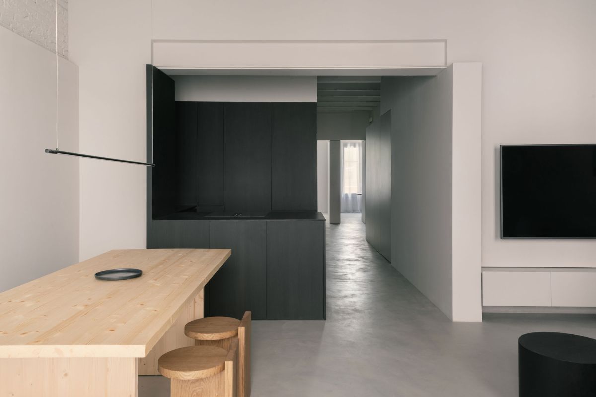 Casa Norte, una elegante vivienda minimalista en blanco y negro donde reina la serenidad