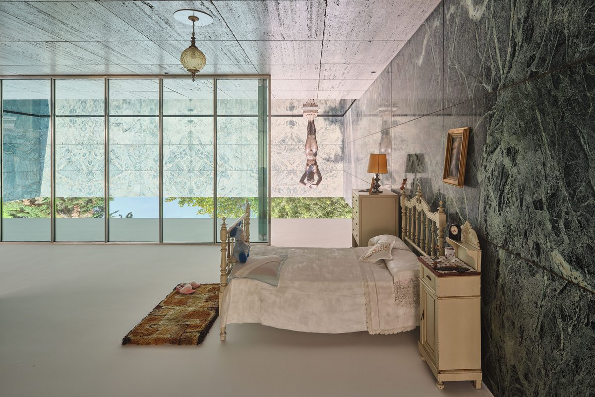 Xevi Bayona pone patas arriba el Pabellón Mies con su instalación «La Padrina y las pertenencias de la domesticidad»